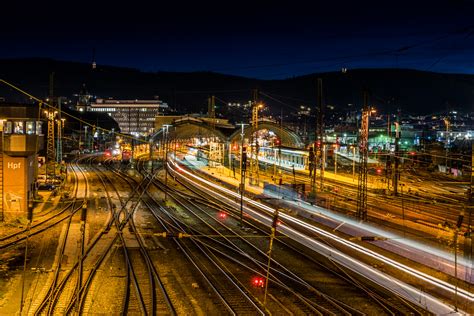 bahnhof bei nacht foto bild gleise eisenbahn verkehr fahrzeuge bilder auf fotocommunity