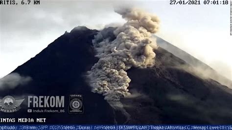 Indonesia Volcano Eruption Mount Merapi Spews Ash Authorities Warn Of