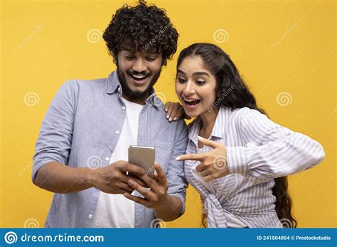 Casal Indiano Excitado Usando Celular E Apontando Para Ele Olhando Para