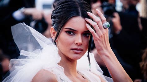 kendall jenner s nude photos are leaked twitter body shames her