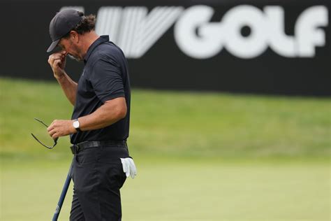 Phil Mickelson Continues To Embarrass Himself On The Course Now 20 In