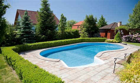 een zwembad van polyester dat  betaalbare luxe bij je thuis