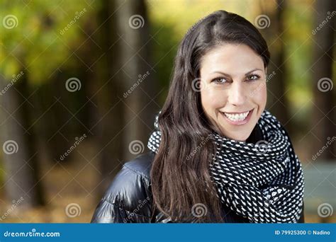 portret van een rijpe italiaanse vrouw die bij de camera glimlachen