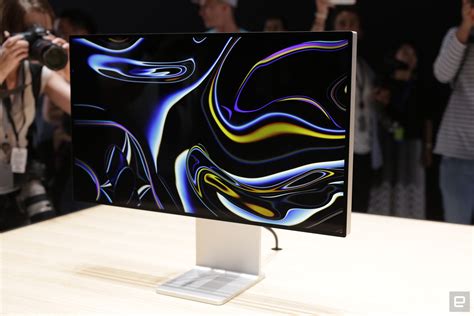 apple ditches    hdr claim   pro display xdr