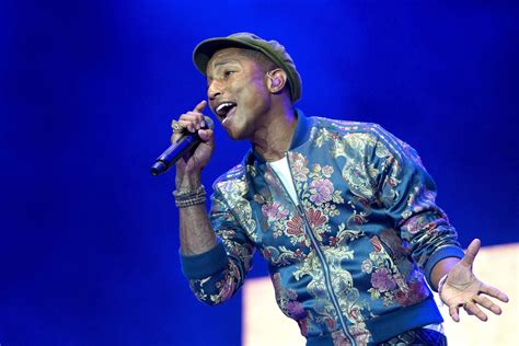 herbeleef pinkpop pharrell williams een kwieke choreografie  een adidas jasje