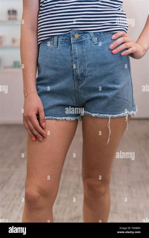 shorts hot girls fotos und bildmaterial in hoher auflösung alamy