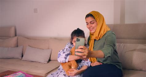 التواصل وتصفح الانترنت عبر وسائل التواصل الاجتماعي، رجل عربي خليجي