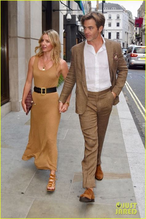 chris pine and annabelle wallis hold hands look so cute together in london photo 4111040