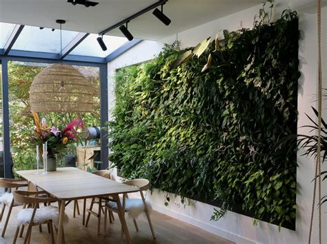 deze levende plantenwand zorgt voor een prachtige groene keuken vertical gardens