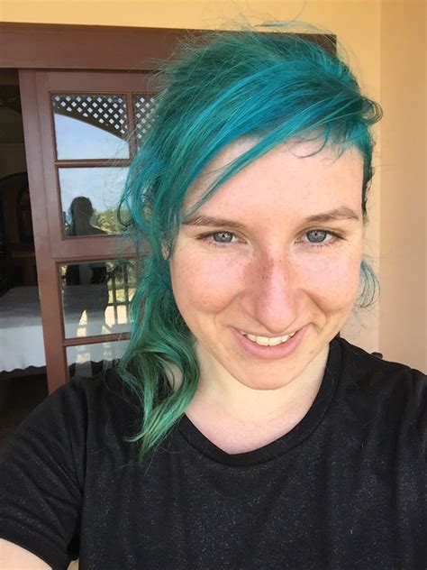 i dyed my hair blue and suddenly everyone started treating me differently