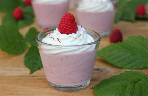 himbeer joghurt creme mit zitronensahne und safranfaeden kuechenkompass