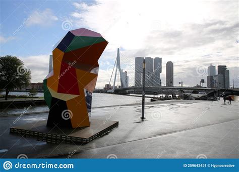 der marathonbeeld eine bunte moderne statue von henk visch  rotterdam nl redaktionelles foto