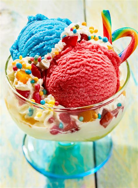 bowl  ice cream sundae dessert stock photo image  gourmet