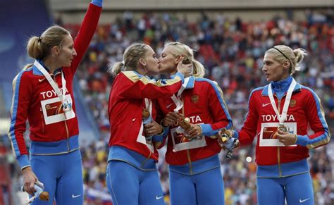 world athletics championships russian gold medallists kiss on podium