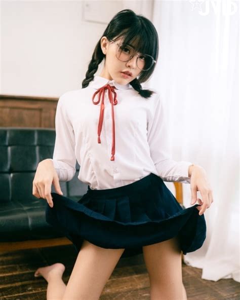 [عکس] دختر سینه دار شیرین [ییلی هانا] به عنوان یک دانش آموز بد با عینک