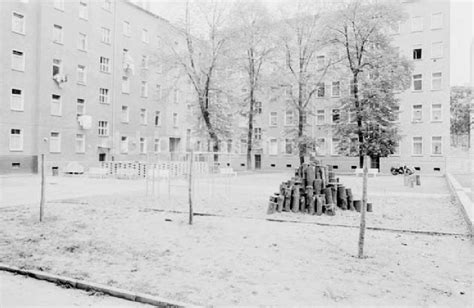 ddr fotoarchiv berlin konrad naumann bei der uebergabe einer