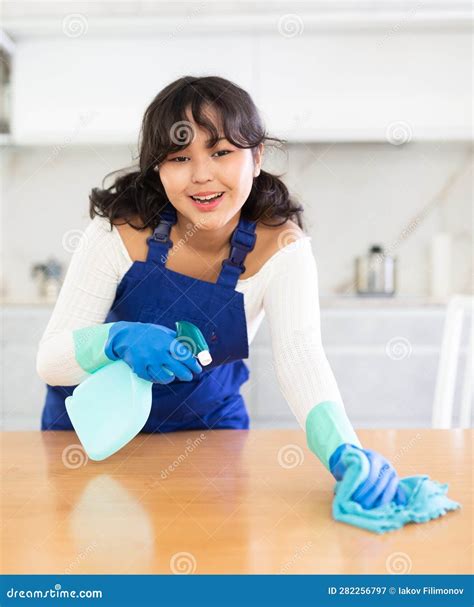 Empregada De Limpeza Feminina Tendo Um Dia Produtivo Na Cozinha Imagem