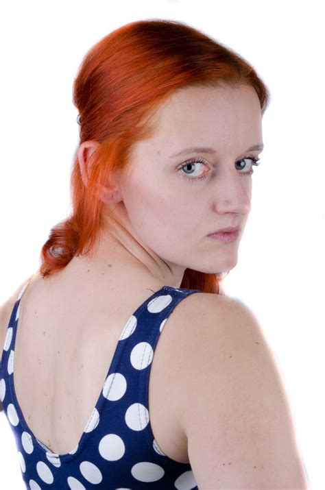 무료 이미지 사람들 소녀 여자 외딴 무늬 초상화 모델 빨간 유행 푸른 헤어 스타일 구성하다 긴 머리