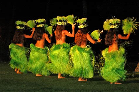 luaus  honolulu   enjoy  hawaiian feast  oahu  guides