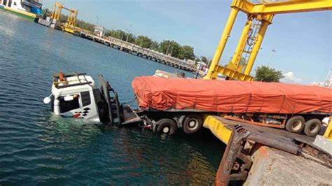 tali kapal putus mobil truk tronton jatuh  laut  pelabuhan