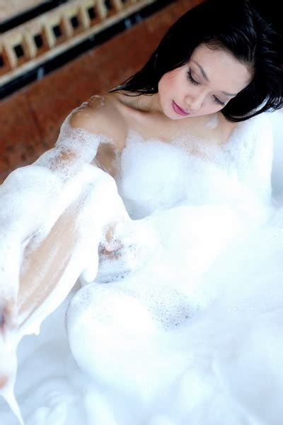 adjeng inez nugroho foto telanjang bath soap ~ fhoto video