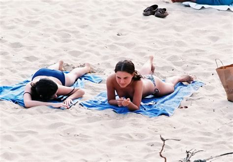leaked natalie portman topless beach pics [uncensored ]
