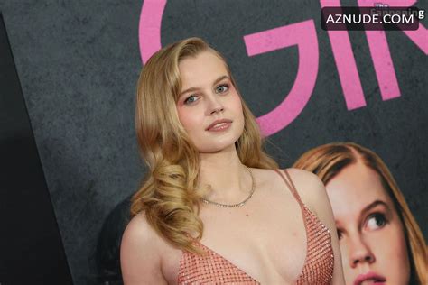 Angourie Rice Sexy Shows Off Her Hot Cleavage At The Mean Girls