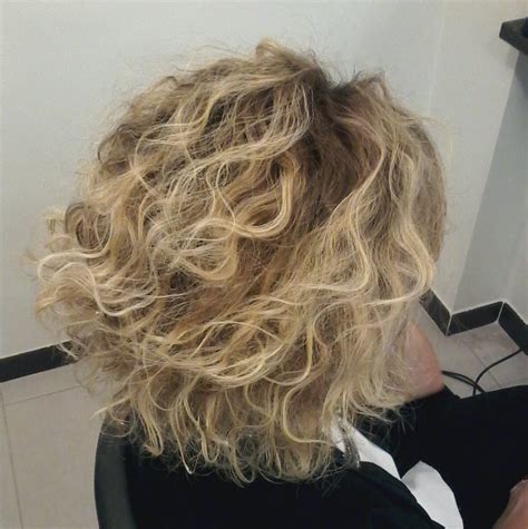 Carmen gurnari, hair stylist milano, consiglia come rendere unici i tuoi ricci e nutrirli con #staifonata. DegradÃ¨ riccio biondo - Elio Sabatino