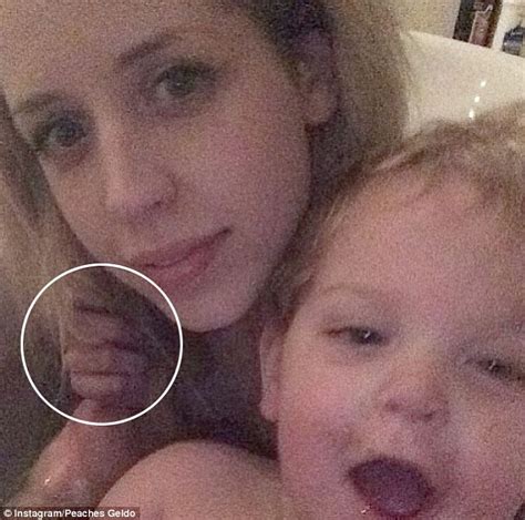 That S One Spooky Selfie Peaches Geldof Shares Photo Of
