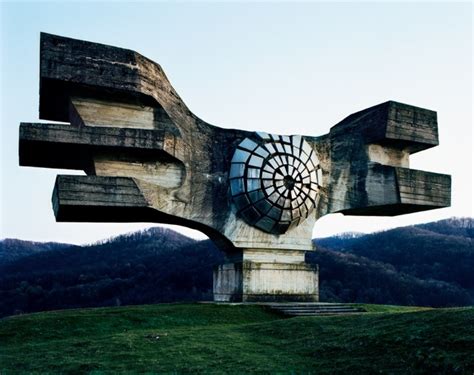 旧ユーゴスラビア時代に無数に建造された圧倒的に奇妙な巨大