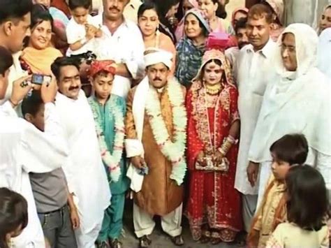 dwarf couples small favours dwarf couple tie the knot in faisalabad odd couples tie the
