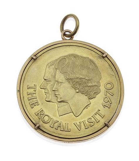royal visit commemorative gold medallion pendant pendantslockets jewellery