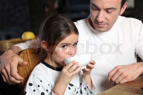 Vater Beim Frühstück Mit Seiner Tochter Stock Bild Colourbox