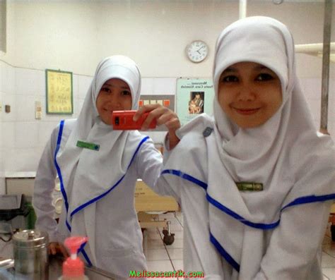 cute indonesian nurse wearing hijab pictures 2014