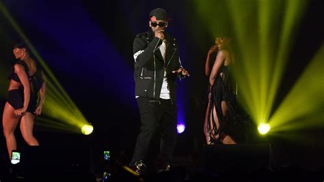 Watch Footage Of R Kelly’s Alleged Sex Slaves Cheering At His 2016