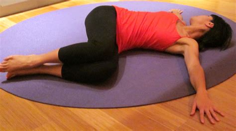 pose yoga posture de la torsion allongee