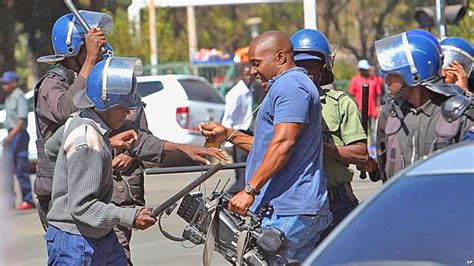 zimbabwe court bans police from arresting journalist covering lockdown