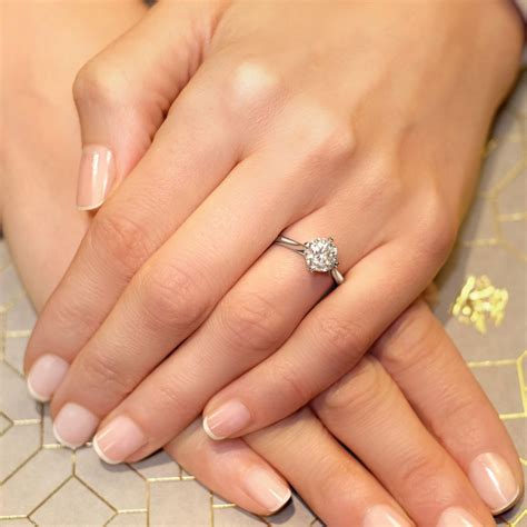 choose  engagement ring  suit  hand shape