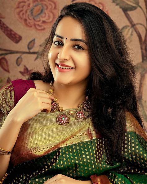 actress bhama  gorgeous   saree oneindia tamil