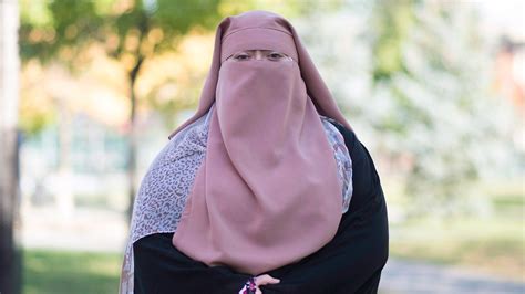 quebec to prohibit government employees from wearing muslim chador