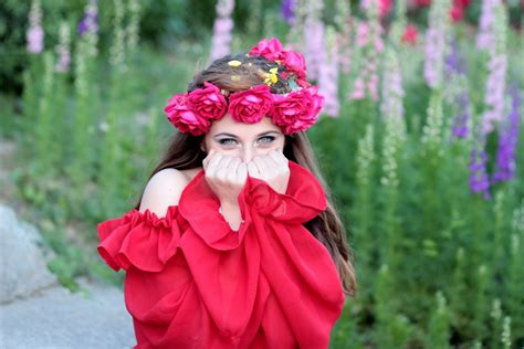 Gambar Gadis Bunga Musim Semi Merah Lingkaran Bunga Bunga Mawar