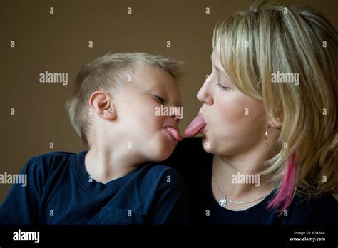 mère et fils sticking tongue out banque d images photo