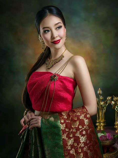 ปักพินโดย p phu ใน beauty traditional dresses ผู้หญิง
