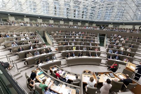 vlaams parlement brengt hulde aan flandrien van de politiek de standaard