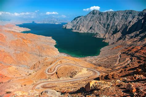 beautiful  surprising places    visit  oman hand