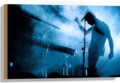 hout drummer op drumstel  blauwe rook tijdens concert  cm  mm dik foto bolcom
