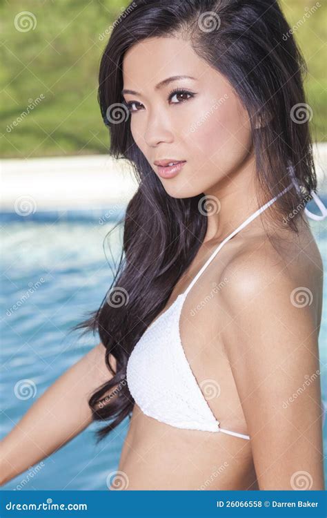 chinese aziatische vrouw in bikini door zwembad stock foto image of