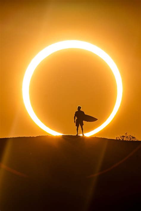 surfista italo ferreira protagoniza foto inedita durante eclipse  sol