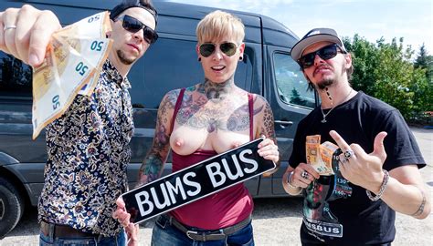 Bums Bus Der Tätowierte Deutsche Pornostar Lady Kinky Cat Hat Geilen