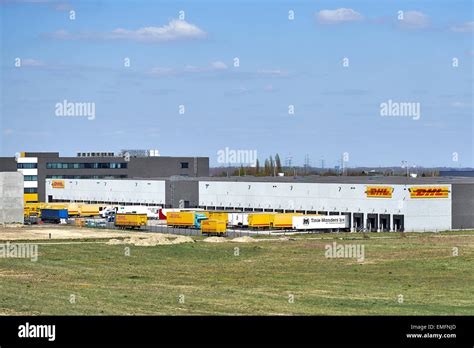dhl container dhl container fotos und bildmaterial  hoher aufloesung alamy